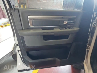 2014 Ram 1500 SLT Crew Cab Medium Bed - miniatura 9