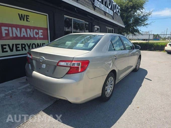 2014 Toyota Camry LE - miniatura 3