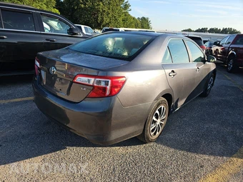 2014 Toyota Camry LE – miniatura 4
