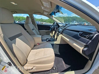 2014 Toyota Camry LE - miniatura 8