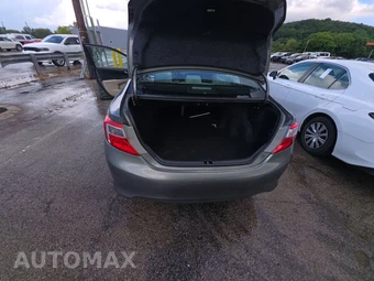 2014 Toyota Camry LE – miniatura 17