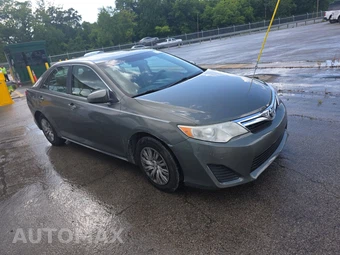 2014 Toyota Camry LE – miniatura 3