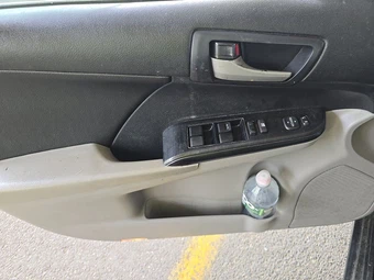 2014 Toyota Camry LE – miniatura 9