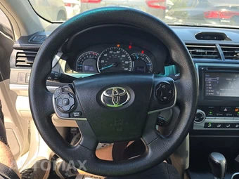 2014 Toyota Camry LE – miniatura 10