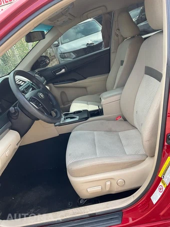 2014 Toyota Camry LE - miniatura 8