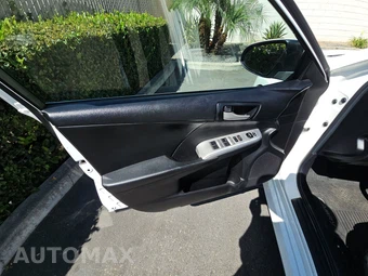 2014 Toyota Camry SE – miniatura 9