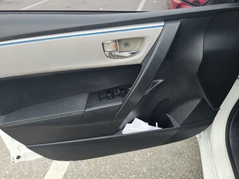 2014 Toyota Corolla LE – miniatura 9