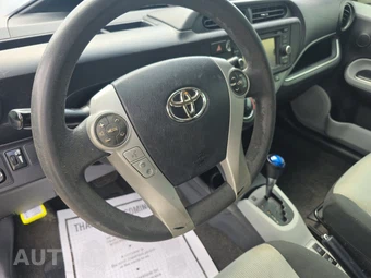 2014 Toyota Prius c Three – miniatura 10