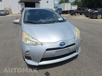 2014 Toyota Prius c Three – miniatura 2