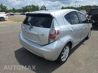 2014 Toyota Prius c Three – miniatura 4