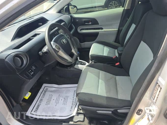 2014 Toyota Prius c Three – miniatura 7