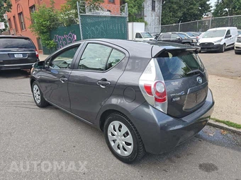 2014 Toyota Prius c Two – miniatura 2