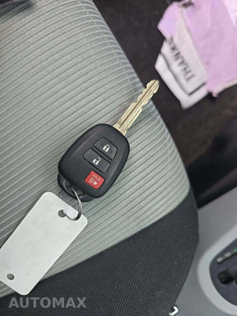 2014 Toyota Prius c Two – miniatura 8