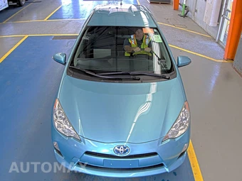 2014 Toyota Prius c Two – miniatura 2