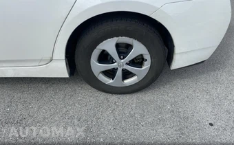 2014 Toyota Prius Two - miniatura 25