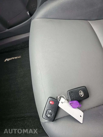 2014 Toyota Prius v Five – miniatura 5