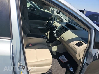 2014 Toyota Prius v Five – miniatura 8
