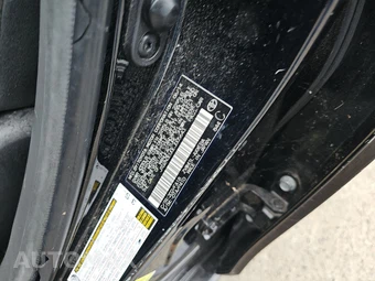 2014 Toyota Prius v Three – miniatura 14