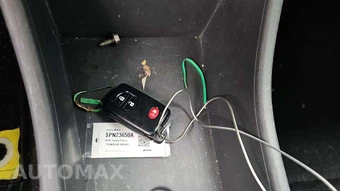 2014 Toyota Prius v Three – miniatura 19