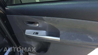 2014 Toyota Prius v Three – miniatura 23