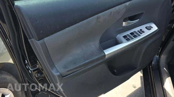 2014 Toyota Prius v Three – miniatura 24