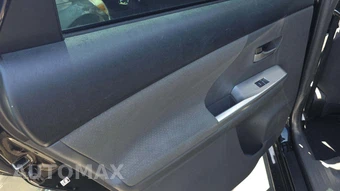 2014 Toyota Prius v Three – miniatura 25