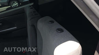 2014 Toyota Prius v Three – miniatura 29