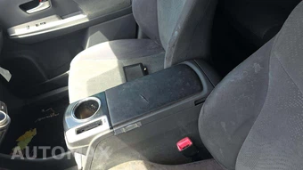 2014 Toyota Prius v Three – miniatura 39