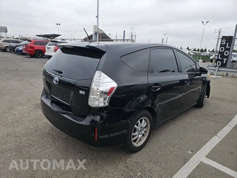 2014 Toyota Prius v Three – miniatura 4