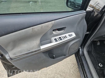 2014 Toyota Prius v Three – miniatura 9