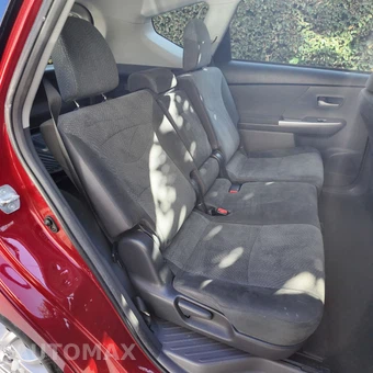 2014 Toyota Prius v Three - miniatura 10