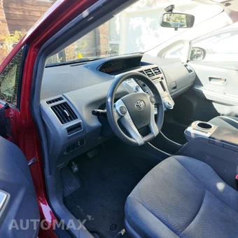 2014 Toyota Prius v Three - miniatura 14