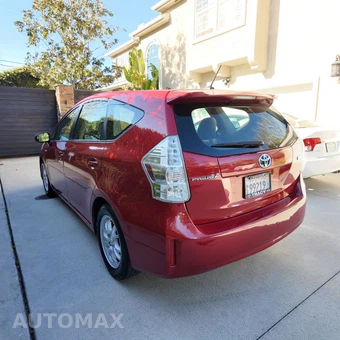 2014 Toyota Prius v Three - miniatura 16
