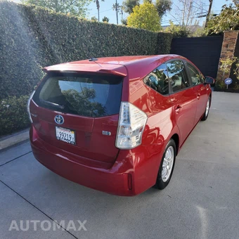 2014 Toyota Prius v Three - miniatura 4