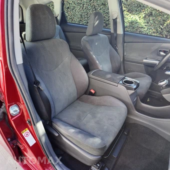 2014 Toyota Prius v Three - miniatura 8