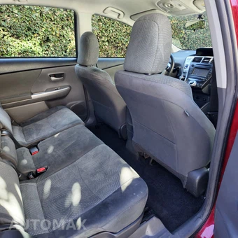 2014 Toyota Prius v Three - miniatura 9