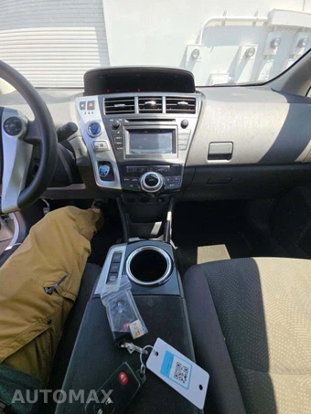 2014 Toyota Prius v Three – miniatura 10