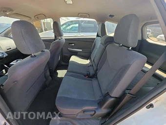 2014 Toyota Prius v Three – miniatura 13
