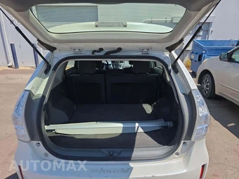 2014 Toyota Prius v Three – miniatura 14