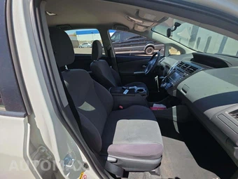 2014 Toyota Prius v Three – miniatura 18