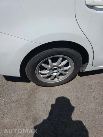 2014 Toyota Prius v Three – miniatura 23