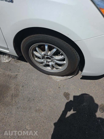 2014 Toyota Prius v Three – miniatura 24