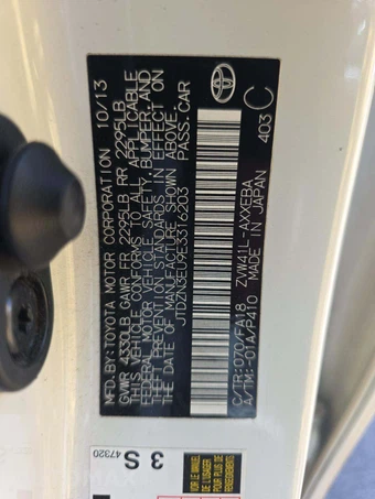 2014 Toyota Prius v Three – miniatura 5