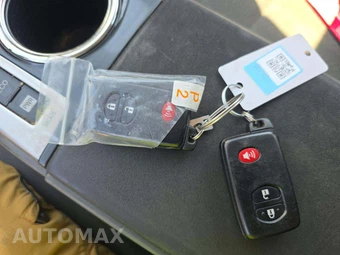 2014 Toyota Prius v Three – miniatura 8
