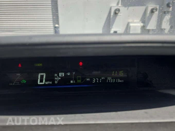 2014 Toyota Prius v Three – miniatura 9