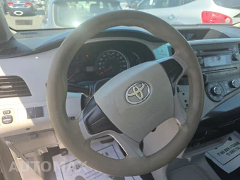 2014 Toyota Sienna L 7-Passenger 119.3" WB - miniatura 10