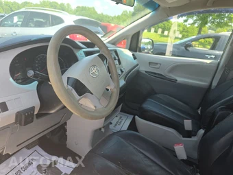 2014 Toyota Sienna L 7-Passenger 119.3" WB - miniatura 11