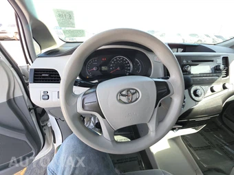 2014 Toyota Sienna L 7-Passenger 119.3" WB - miniatura 10