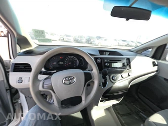 2014 Toyota Sienna L 7-Passenger 119.3" WB - miniatura 11