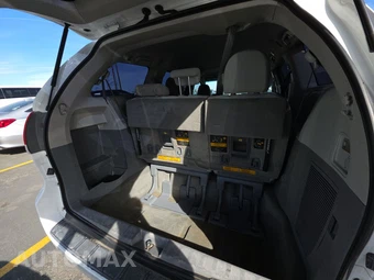 2014 Toyota Sienna L 7-Passenger 119.3" WB - miniatura 17